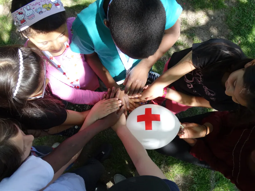 Un groupe d'enfants qui mettent les mains les unes sur les autres