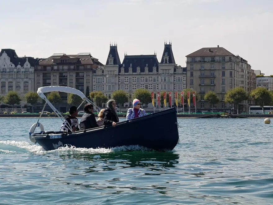 Plusieurs personnes du programme de la Croix-Rouge genevoise Seniors d'ici et d'ailleurs profitent d'une balade en bateau sur le lac Léman